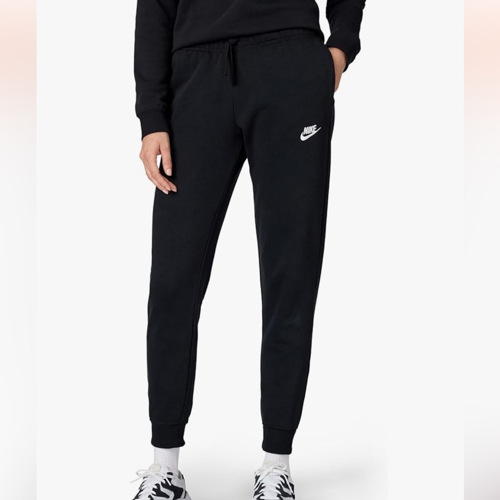 Nike Women's Sportswear Club Fleece Mid-Rise Black Joggers, size M